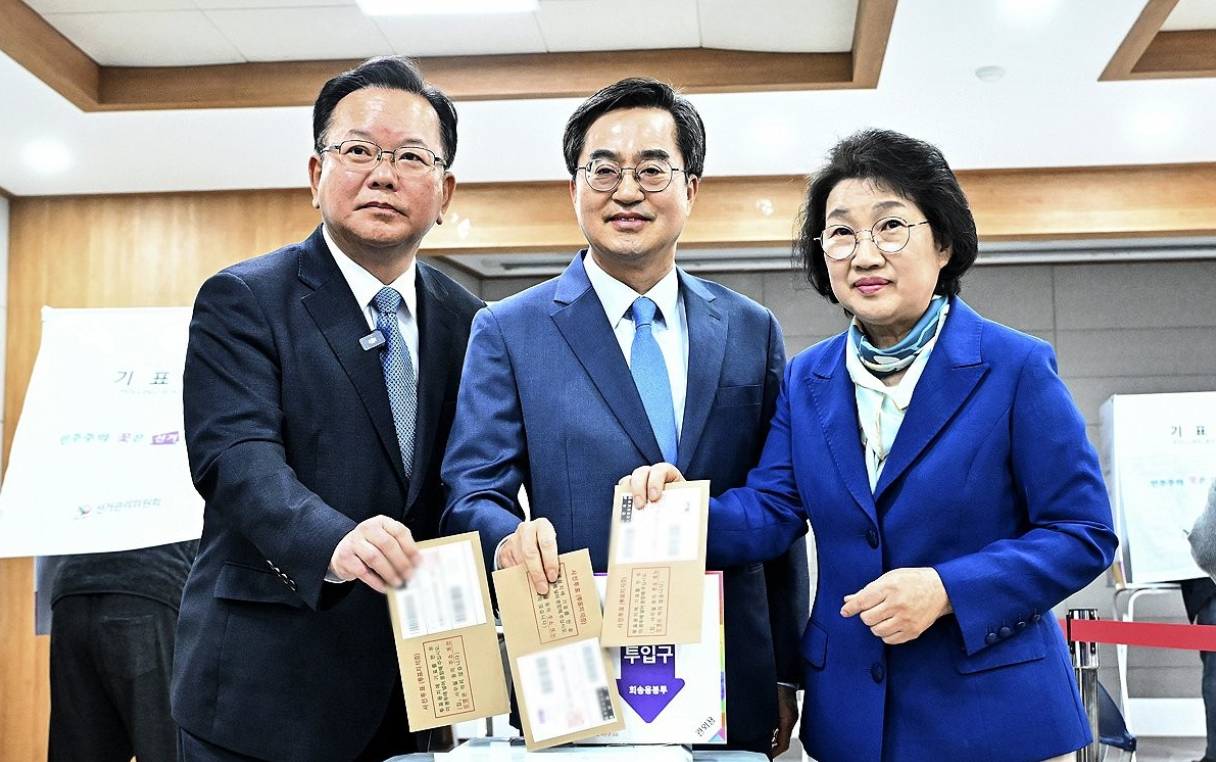 2024년 4월 5일 제22대 국회의원선거 사전투표 첫날 경기도 성남시 분당구 서현1동행정복지센터에서 더불어민주당 김부겸 공동상임선대위원장과 김동연 경기도지사가 투표하고 있다.