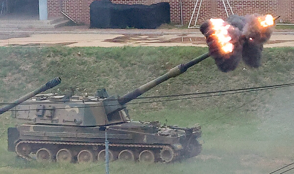 서북도서 일대에서 해상사격훈련이 실시된 5일 오후 인천시 옹진군 대연평도에서 K-9 자주포가 화염을 내뿜고 있다(연합뉴스)