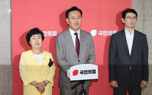 국민의힘 조배숙(왼쪽부터), 유상범, 주진우 국회 법제사법위원회 위원들이 11일 오후 국회에서 기자회견을 열고 법제사법위원회의 일방적 진행 및 법안처리와 관련해 규탄 성명을 발표하고 있다.(연합뉴스)