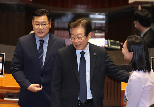 더불어민주당 이재명 대표가 4일 오후 열린 국회 본회의에서 윤석열 대통령의 재의 요구로 국회로 돌아온 '김건희 여사 특검법'과 '채상병 특검법', 지역화폐법(지역사랑상품권이용활성화법) 개정안 등 3개 법안과 관련한 투표를 마친 뒤 동료 의원과 인사하고 있다(연합뉴스)