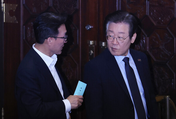  더불어민주당 이재명 대표와 김민석 의원(왼쪽)이 4일 오후 열린 국회 본회의에서 윤석열 대통령의 재의 요구로 국회로 돌아온 '김건희 여사 특검법'과 '채상병 특검법', 지역화폐법(지역사랑상품권이용활성화법) 개정안 등 3개 법안과 관련한 투표를 마친 뒤 나오고 있다(연합뉴스)