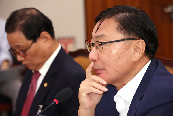 이화영 전 경기도 평화부지사가 2일 국회 법제사법위원회에서 열린 박상용 수원지검 부부장검사에 대한 '탄핵소추 사건 조사' 관련 청문회에 출석, 의원 질의를 듣고 있다(연합뉴스)