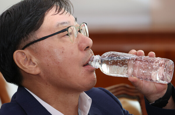 이화영 전 경기도 평화부지사가 2일 국회 법제사법위원회에서 열린 박상용 수원지검 부부장검사에 대한 '탄핵소추 사건 조사' 관련 청문회에 출석, 물을 마시고 있다(연합뉴스)