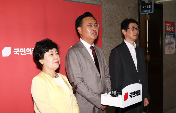 국민의힘 조배숙(왼쪽부터), 유상범, 주진우 국회 법제사법위원회 위원들이 11일 오후 국회에서 기자회견을 열고 법제사법위원회의 일방적 진행 및 법안처리와 관련해 규탄 성명을 발표하고 있다(연합뉴스)