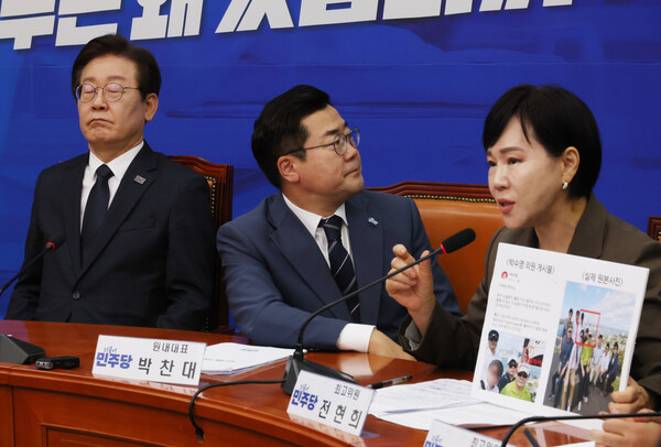  더불어민주당 이재명 대표가 20일 국회에서 열린 최고위원회의에서 전현희 최고위원의 발언을 듣고 있다(연합뉴스)