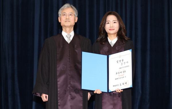 조희대 대법원장(왼쪽)이 4일 오후 서울 서초구 대법원에서 열린 신임 법관 임명식에서 신임 법관에게 임명장을 수여한 뒤 기념 촬영을 하고 있다(연합뉴스)