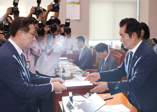 박성재 법무부 장관(왼쪽)이 8일 국회에서 열린 법제사법위원회의 법무부 등에 대한 국정감사에 출석, 선서를 한 뒤 선서문을 정청래 위원장에게 전달하고 있다(연합뉴스)