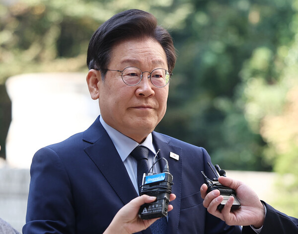 더불어민주당 이재명 대표가 8일 오전 서울 서초구 서울중앙지법에서 열린 '대장동 배임·성남FC 뇌물' 혐의 관련 1심 속행 공판에 출석하고 있다(연합뉴스)