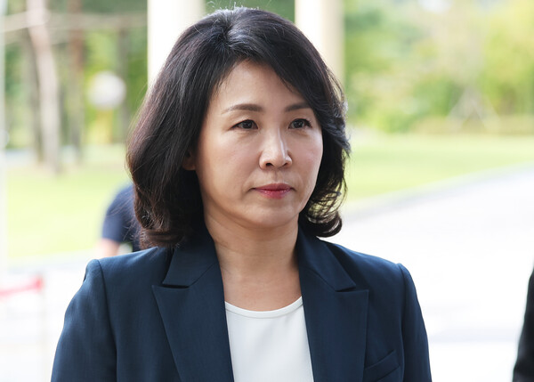 공직선거법 위반 혐의로 불구속기소 된 더불어민주당 이재명 대표의 배우자 김혜경 씨가 10일 오전 경기도 수원시 영통구 수원지방법원에서 열리는 공판에 출석하고 있다(연합뉴스)