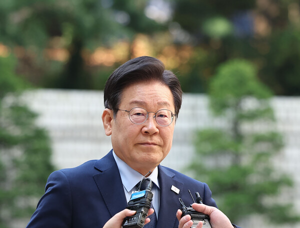 더불어민주당 이재명 대표가 8일 오전 서울 서초구 서울중앙지법에서 열린 '대장동 배임·성남FC 뇌물' 혐의 관련 1심 속행 공판에 출석하고 있다(연합뉴스)