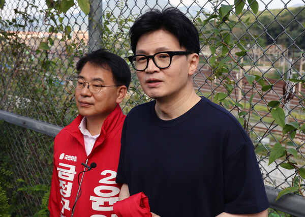 국민의힘 한동훈 대표가 12일 오후 부산 금정구 거리 일대를 걸으며 윤일현 금정구청장 보궐선거 후보와 유세를 펼치고 있다(연합뉴스)