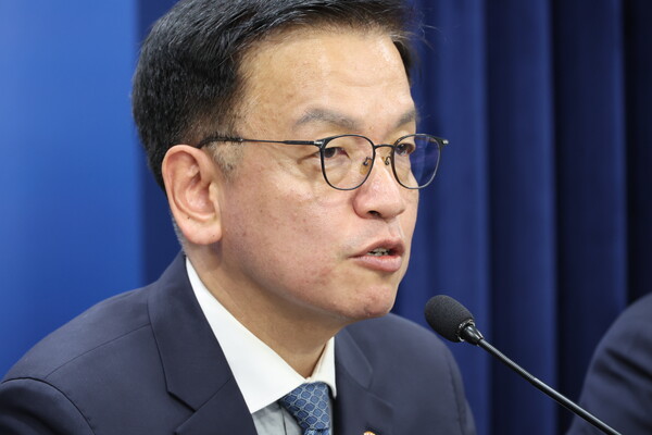  최상목 경제부총리 겸 기획재정부 장관이 9일 서울 종로구 정부서울청사에서 한국이 세계 3대 채권지수인 세계국채지수(WGBI·World Government Bond Index)에 편입한 것과 관련해 브리핑하고 있다(연합뉴스)