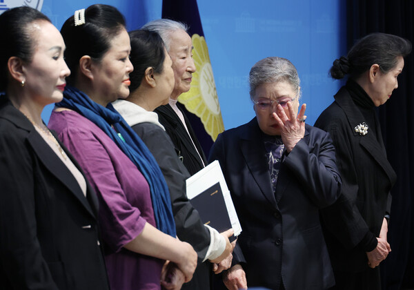 14일 국회 소통관에서 국악인 신영희씨가 '국악인 비하 발언' 민주당 양문석 의원 규탄 기자회견 도중 눈물을 닦고 있다（연합뉴스）