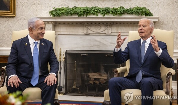 조 바이든 미국 대통령(오른쪽)이 지난 25일(현지시간) 워싱턴 DC 백악관을 방문한 베냐민 네타냐후 이스라엘 총리와 회담하는 모습 [사진제공=연합뉴스]