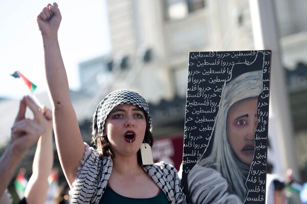 미국 콜로라도주 덴버에서 친팔레스타인 시위대가 팔을 치켜들고 행진하고 있다. 이날은 팔레스타인 무장정파 하마스가 이스라엘을 공격한 지 1년이 되는 날이다(연합뉴스)