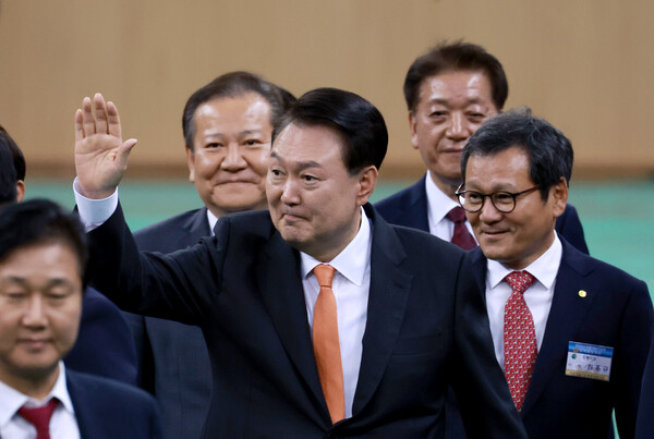 윤석열 대통령이 17일 강원도 강릉시 아이스 아레나에서 열린 2024년 바르게살기운동 전국회원대회에 입장하며 참석자들을 향해 인사하고 있다(연합뉴스)