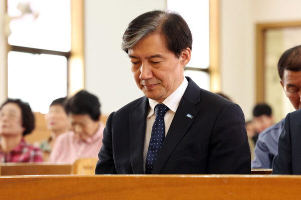 10·16 재보궐선거를 3일 앞둔 13일 오전 전남 영광군 영광읍 원불교 영광교당에서 조국혁신당 조국 대표가 교인들과 함께 법회를 보고 있다(연합뉴스)