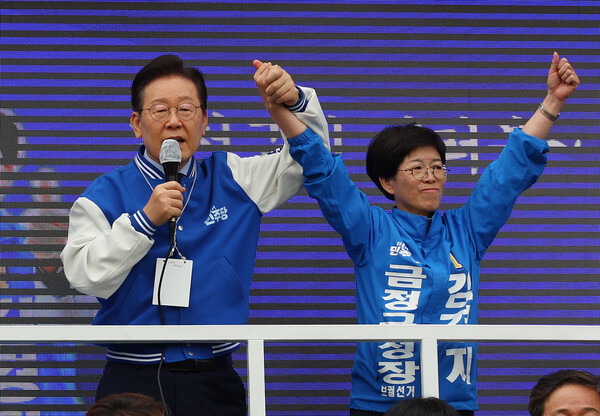  더불어민주당 이재명 대표가 9일 오전 금정구 도시철도 구서역 인근에서 김경지 금정구청장 후보 지원유세를 하고 있다(연합뉴스)