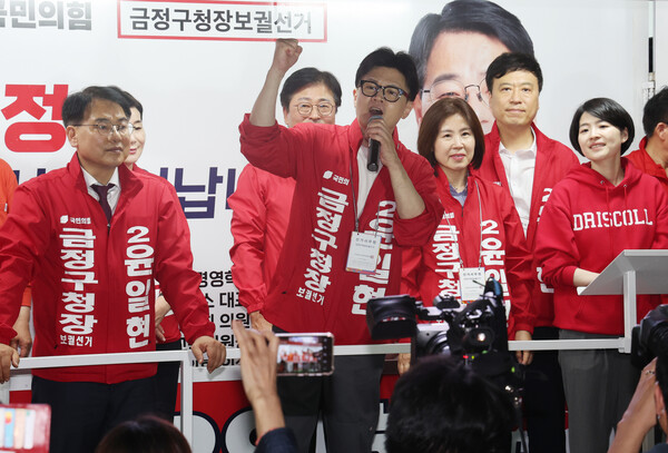  국민의힘 한동훈 대표가 15일 오후 부산 금정구 옛 롯데마트 사거리에서 윤일현 금정구청장 보궐선거 후보의 지지를 호소하는 마지막 유세를 펼치고 있다(연합뉴스)