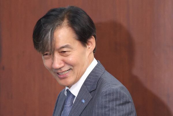  조국혁신당 조국 대표가 17일 국회에서 열린 최고위원회의에 입장하고 있다(연합뉴스)