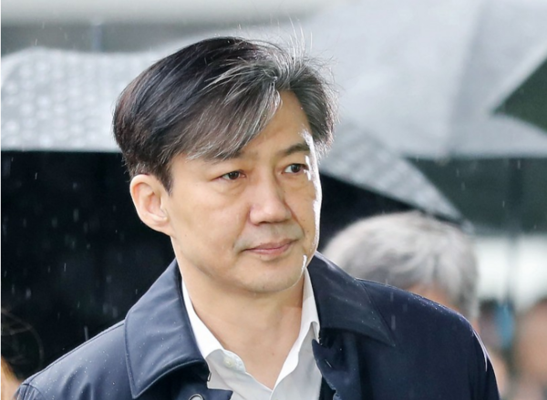 유재수 전 부산시 경제부시장에 대한 감찰무마 의혹을 받는 조국 전 법무부 장관이 26일 오전 서울 송파구 서울동부지법에서 구속 전 피의자 심문을 받기 위해 출석하고 있다(연합뉴스)