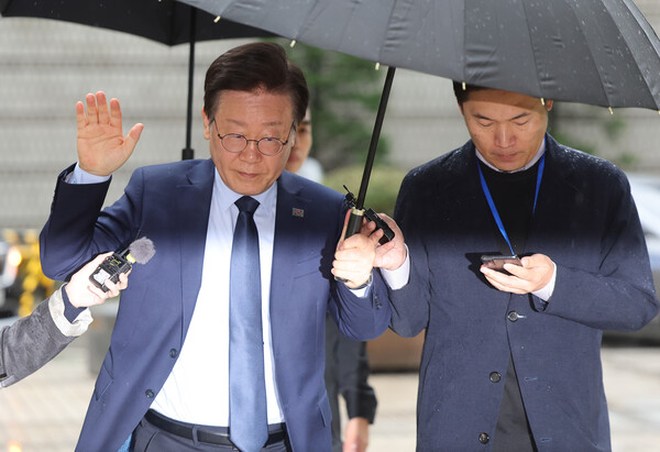 더불어민주당 이재명 대표가 22일 오전 서울 서초구 서울중앙지방법원에서 열린 '대장동 배임·성남FC 뇌물' 관련 1심 속행 공판에 출석하고 있다(연합뉴스)