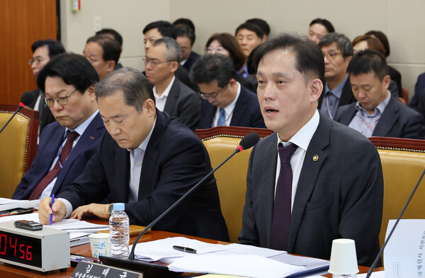 24일 오전 열린 국회 과학기술정보방송통신위원회의 국정감사에 출석한 김태규 방송통신위원회 위원장 직무대행(오른쪽)이 의원 질의에 답변하고 있다(연합뉴스)