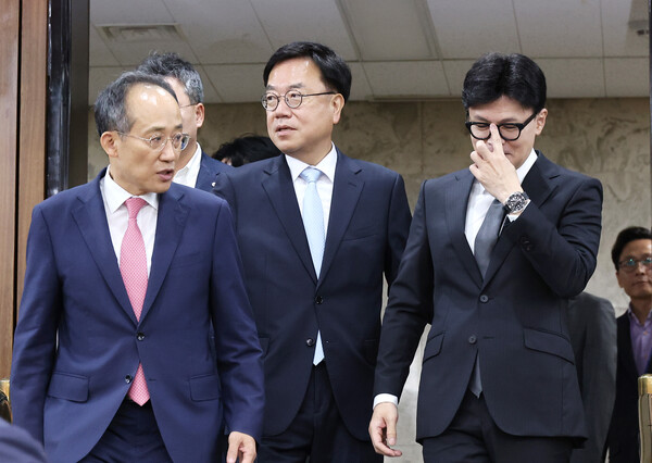 국민의힘 한동훈 대표(오른쪽)와 추경호 원내대표가 23일 오전 국회에서 열린 확대당직자회의에 참석하고 있다(연합뉴스)