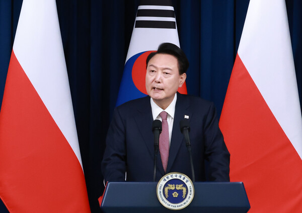 윤석열 대통령이 24일 서울 용산 대통령실에서 안제이 두다 폴란드 대통령과 한·폴란드 공동언론발표에서 취재진의 질문에 답하고 있다(연합뉴스)