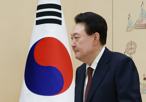 윤석열 대통령이 28일 서울 용산 대통령실 청사에서 열린 주한대사 신임장 제정식을 마친 뒤 환담 장소로 향하고 있다(연합뉴스)