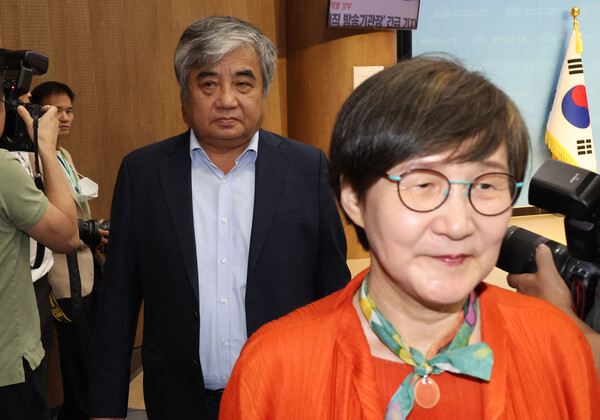 지난 11일 '해직 방송 기관장' 긴급 기자회견을 마친 한상혁 전 방송통신위원장(왼쪽)과 권태선 방송문화진흥회 이사장이 국회 소통관에서 나오고 있다.