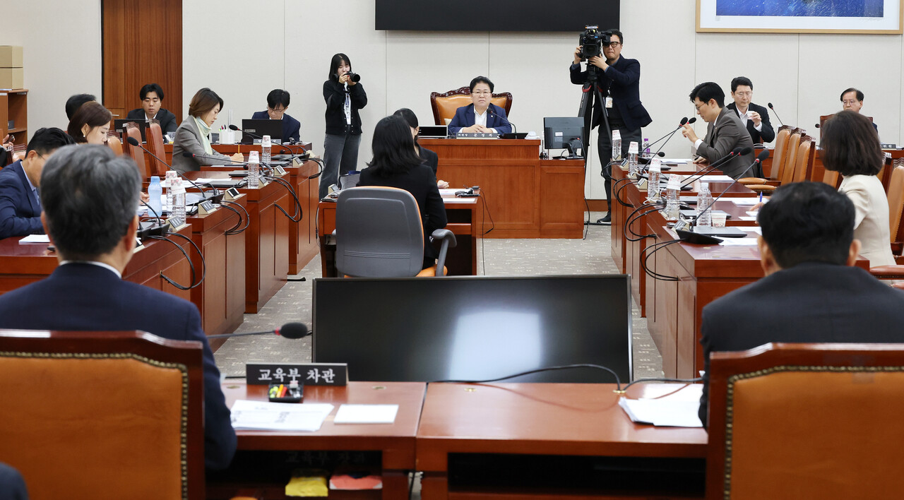 29일 오전 국회에서 지방교육재정교부금법 일부개정법률안 등을 논의하는 국회 교육위원회의 법안심사소위원회가 열리고 있다. 국민의힘 소속 조정훈 간사(오른쪽)가 발언하고 있다.