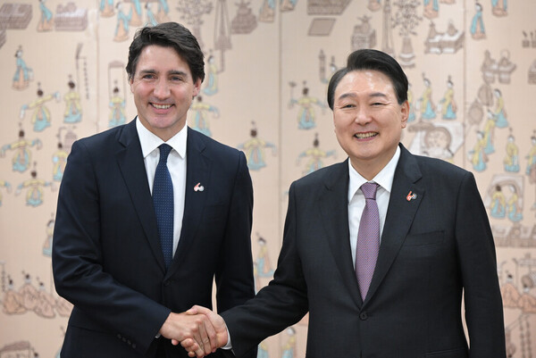 윤석열 대통령과 쥐스탱 트뤼도 캐나다 총리가 지난해 5월 17일 서울 용산 대통령실 청사에서 열린 한-캐나다 정상회담에 앞서 기념촬영을 하며 악수하고 있다(연합뉴스)