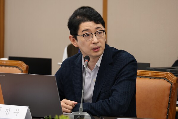 국민의힘 주진우 의원이 17일 오전 대전 서구 대전고등법원에서 열린 국회 법제사법위원회 국정감사에서 질의하고 있다(연합뉴스)