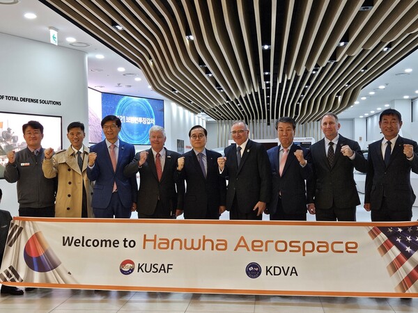 한화에어로스페이스, 전직 주한미군사령관 3명 K9 자주포 생산라인 방문 모습 [사진제공=연합뉴스]