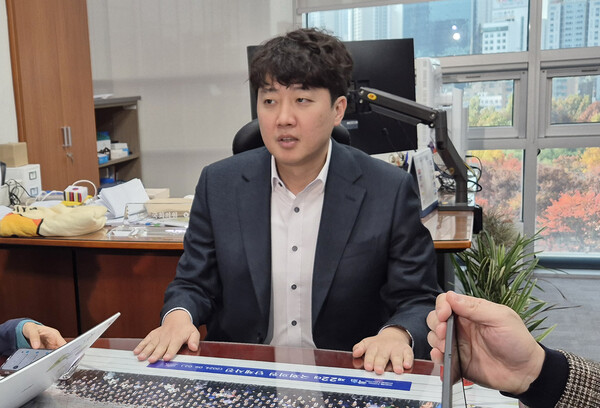 개혁신당 이준석 의원이 15일 국회 의원회관 사무실에서 기자들과 질의응답을 하고 있다(연합뉴스)