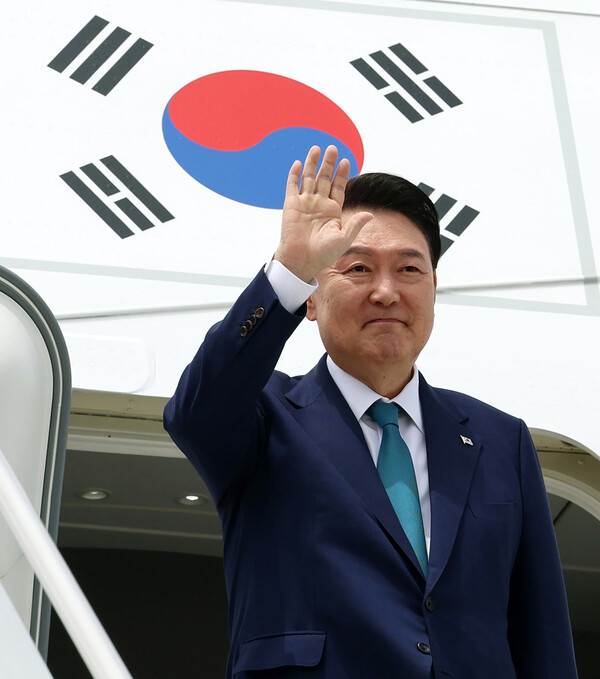  페루 아시아태평양경제협력체(APEC) 정상회의에 이어 브라질 주요 20개국(G20) 정상회의에 참석하는 윤석열 대통령이 17일(현지시간) 페루 리마 제2공군비행단에서 전용기인 공군 1호기 탑승 전 인사하고 있다(연합뉴스)