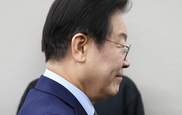  더불어민주당 이재명 대표가 19일 오후 국회에서 열린 '을' 살리기 신문고 상생 꽃 달기 행사에 참석한 뒤 이동하고 있다(연합뉴스)