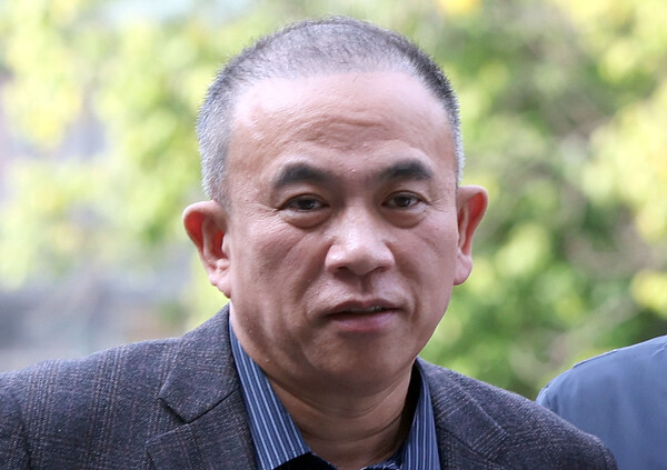  김건희 여사 공천 개입 의혹과 미래한국연구소의 불법 여론조사 의혹 등 사건의 핵심 인물인 명태균 씨가 14일 오후 경남 창원시 성산구 창원지방법원(창원지법)에 구속 전 피의자 심문(영장실질심사)을 받기 위해 출석하고 있다(연합뉴스)