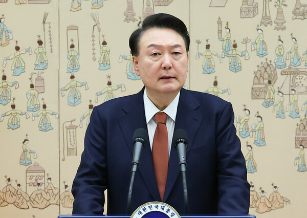 윤석열 대통령이 27일 서울 용산 대통령실 청사에서 열린 중장 진급·보직 신고 및 삼정검 수치 수여식에서 격려사를 하고 있다(연합뉴스)