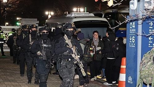 ▲국회에서 철수하는 군병력 (사진제공=연합뉴스)