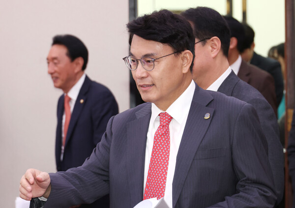 국민의힘 윤상현 의원이 7일 국회에서 열린 외교통일위원회에 입장하고 있다(연합뉴스)