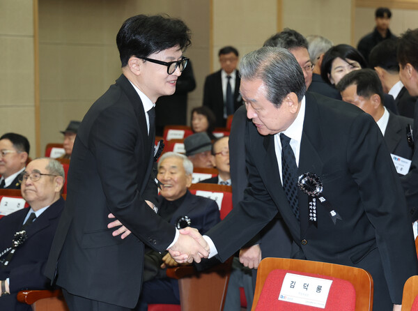 국민의힘 한동훈 대표(왼쪽)가 22일 오전 서울 동작구 국립서울현충원에서 열린 고(故) 김영삼(YS) 전 대통령 9주기 추모식에서 김무성 전 의원과 악수하고 있다(연합뉴스)