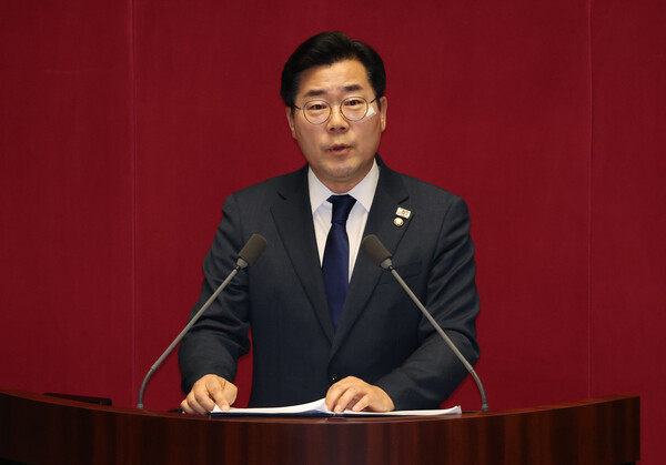 더불어민주당 박찬대 원내대표가 7일 오후 국회 본회의에서 대통령 탄핵소추안에 대한 제안 설명을 하고 있다. 2024.12.7. /사진 = 연합뉴스