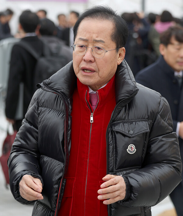 홍준표 대구시장이 13일 오전 대구 서구 서대구역에서 열린 '대경선 광역철도 개통식'에서 취재진의 질문에 답하고 있다(연합뉴스)