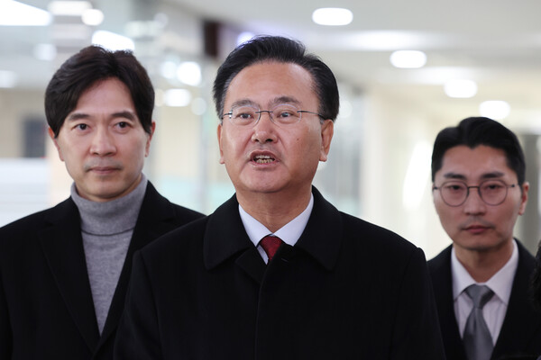 국회 법제사법위원회 국민의힘 소속 유상범 간사가 3일 오후 서울 종로구 헌법재판소 민원실에서 더불어민주당의 강행 처리로 개정된 상설특검 규칙과 관련해 권한쟁의심판 및 효력정지 가처분 신청서를 제출한 뒤 입장을 밝히고 있다(연합뉴스)