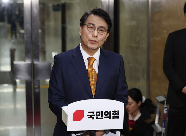 국민의힘 윤상현 의원이 12일 서울 국회에서 열린 원내대표 선출 의원총회에 참석한 뒤 취재진 앞에서 발언하고 있다(연합뉴스)