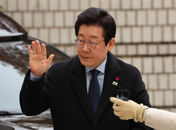 더불어민주당 이재명 대표가 17일 서울 서초구 서울중앙지법에서 열린 '대장동 배임·성남FC 뇌물' 관련 1심 속행 공판에 출석하며 법정으로 향하며 지지자들에게 손들어 인사하고 있다(연합뉴스)