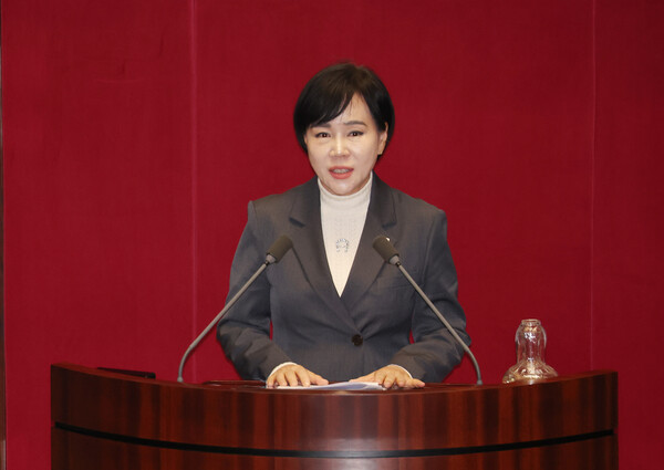  더불어민주당 전현희 의원이 5일 국회 본회의에서 박성재 법무부 장관·조지호 경찰청장에 대한 탄핵소추안에 대해 제안설명을 하고 있다(연합뉴스)