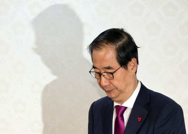  한덕수 대통령 권한대행 국무총리가 18일 정부서울청사에서 열린 크리스마스 씰 증정식에 참석하고 있다(연합뉴스)